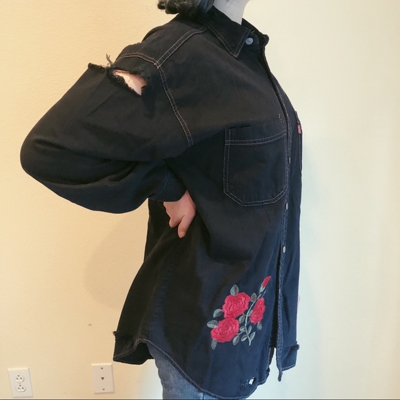 LAST CHANCE 🚨 Vintage embroidered button up - Picture 5 of 7